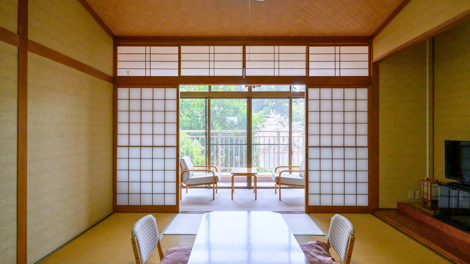 Please relax in a Japanese-style room with a calm atmosphere.