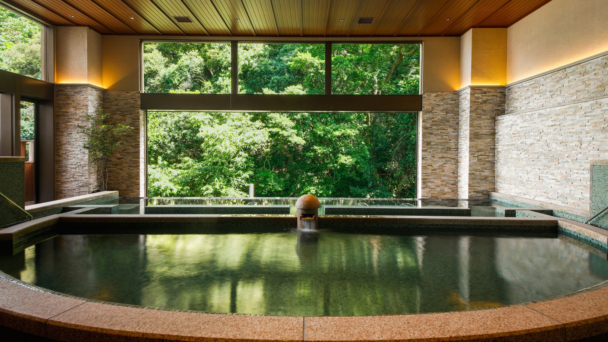 Forest SPA "IZUMI" to be renovated in July 2020 - A large hot spring bath with a reclining bath for a forest bathing experience