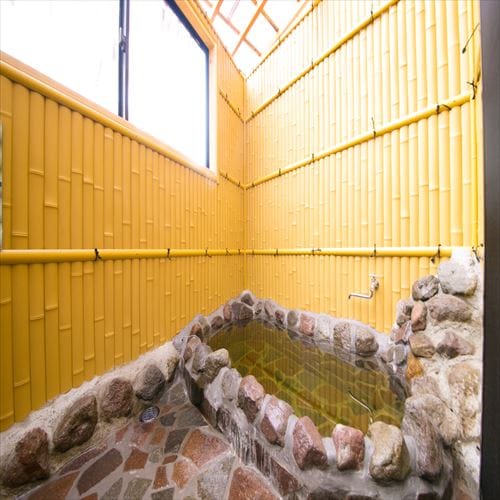 [Japanese-style room] Sakura Half open-air bath