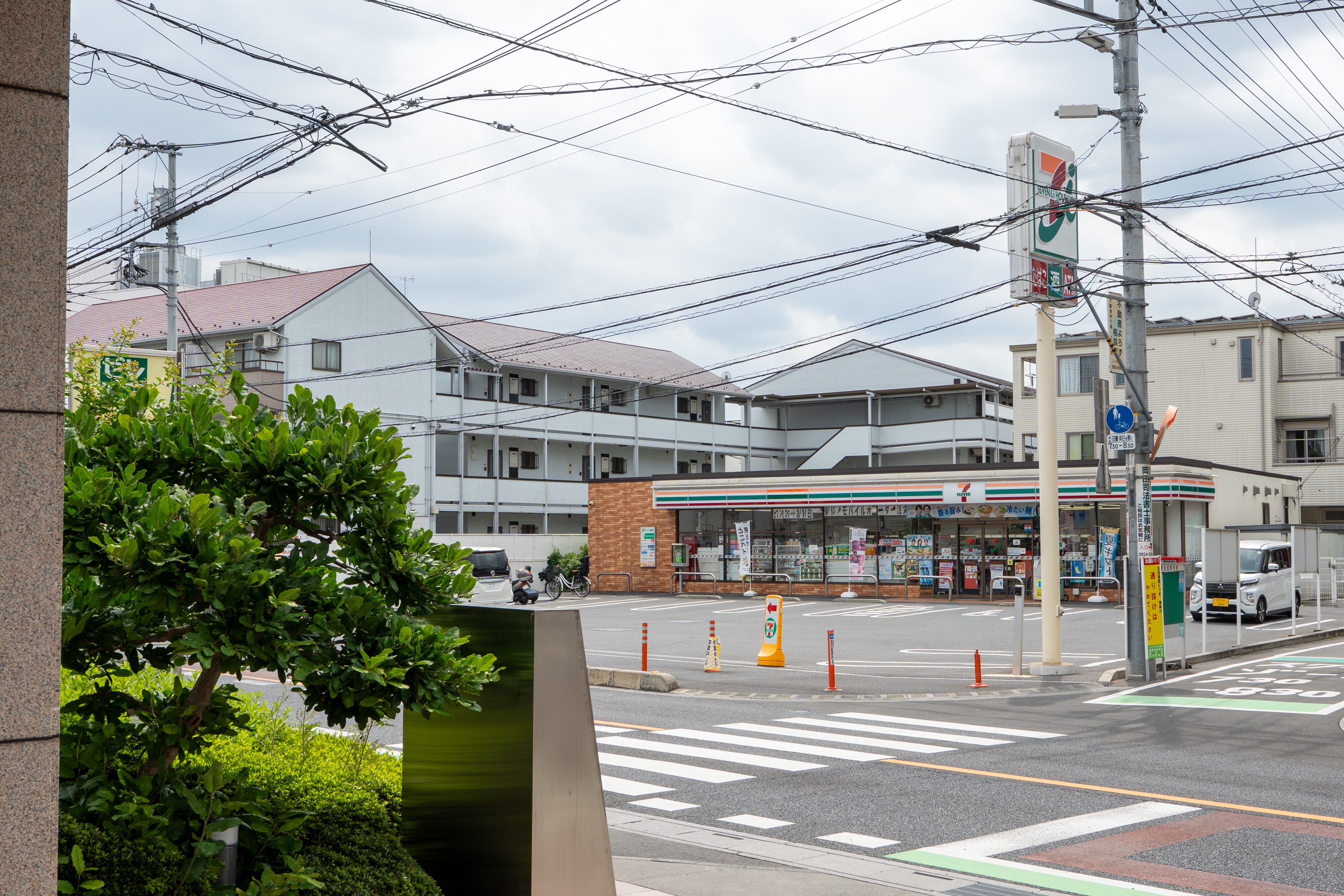 [Convenience Store] There is a 24-hour convenience store right in front of you.
