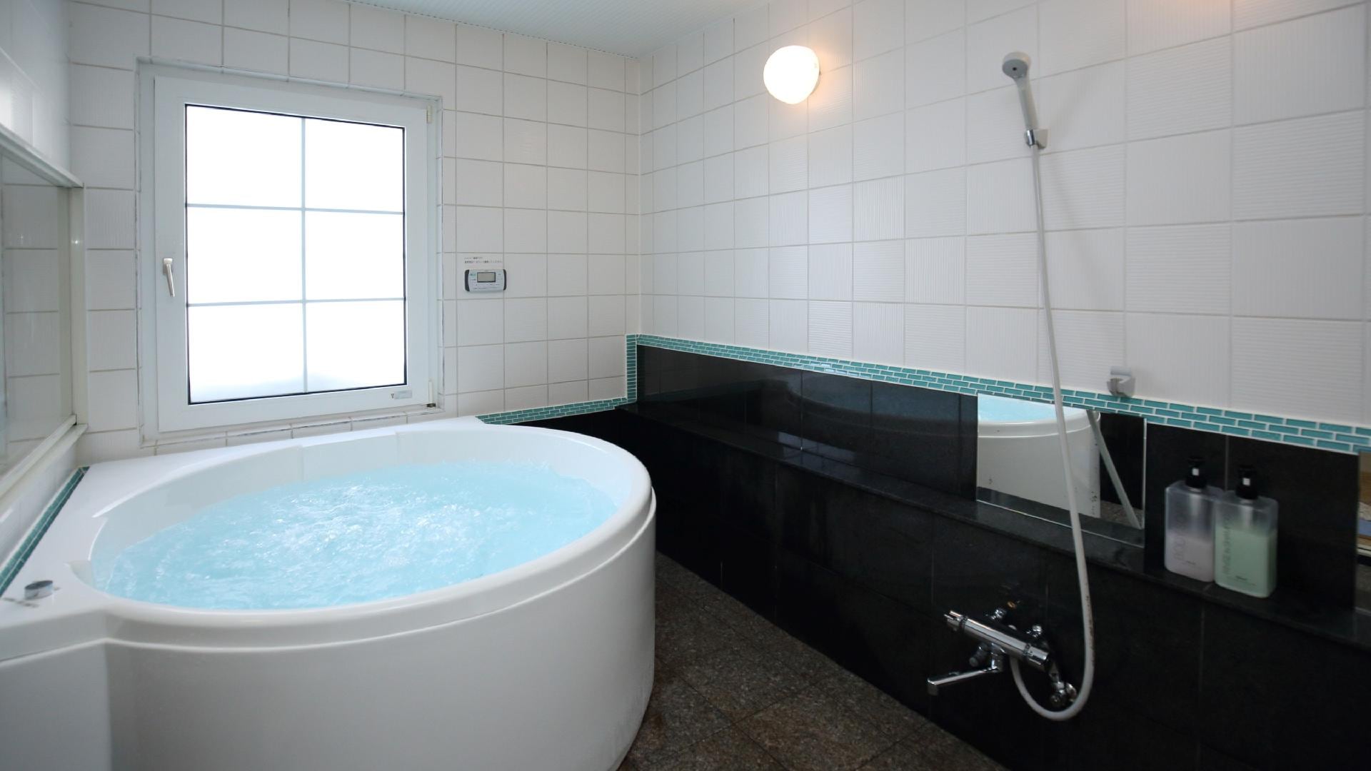 A free private bath with a foreign-made jacuzzi.