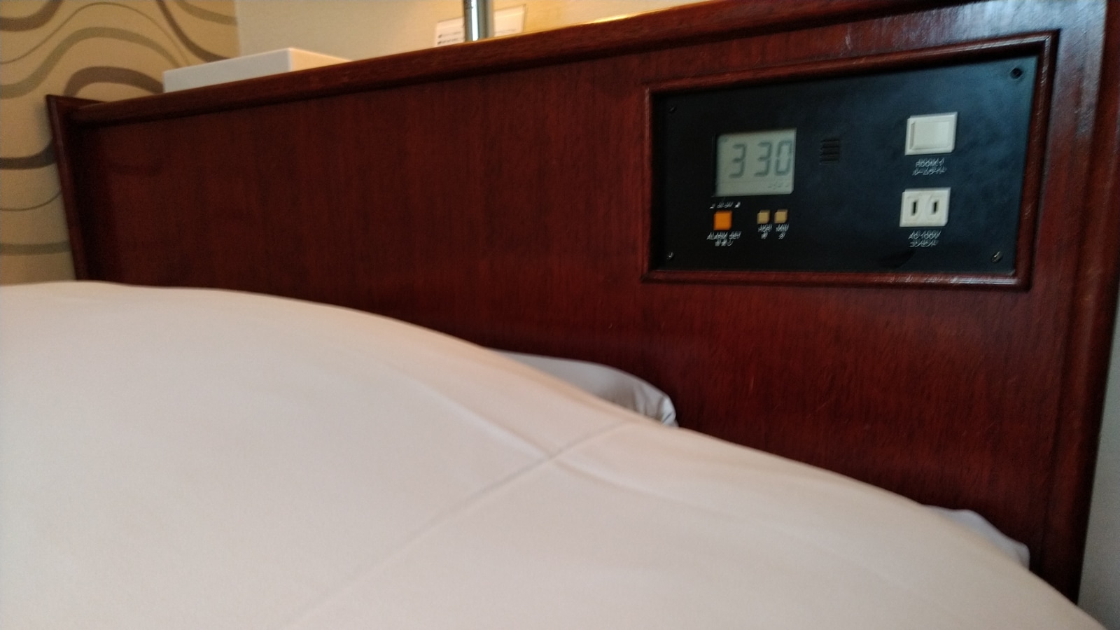 充電に便利♪枕元にコンセントあります