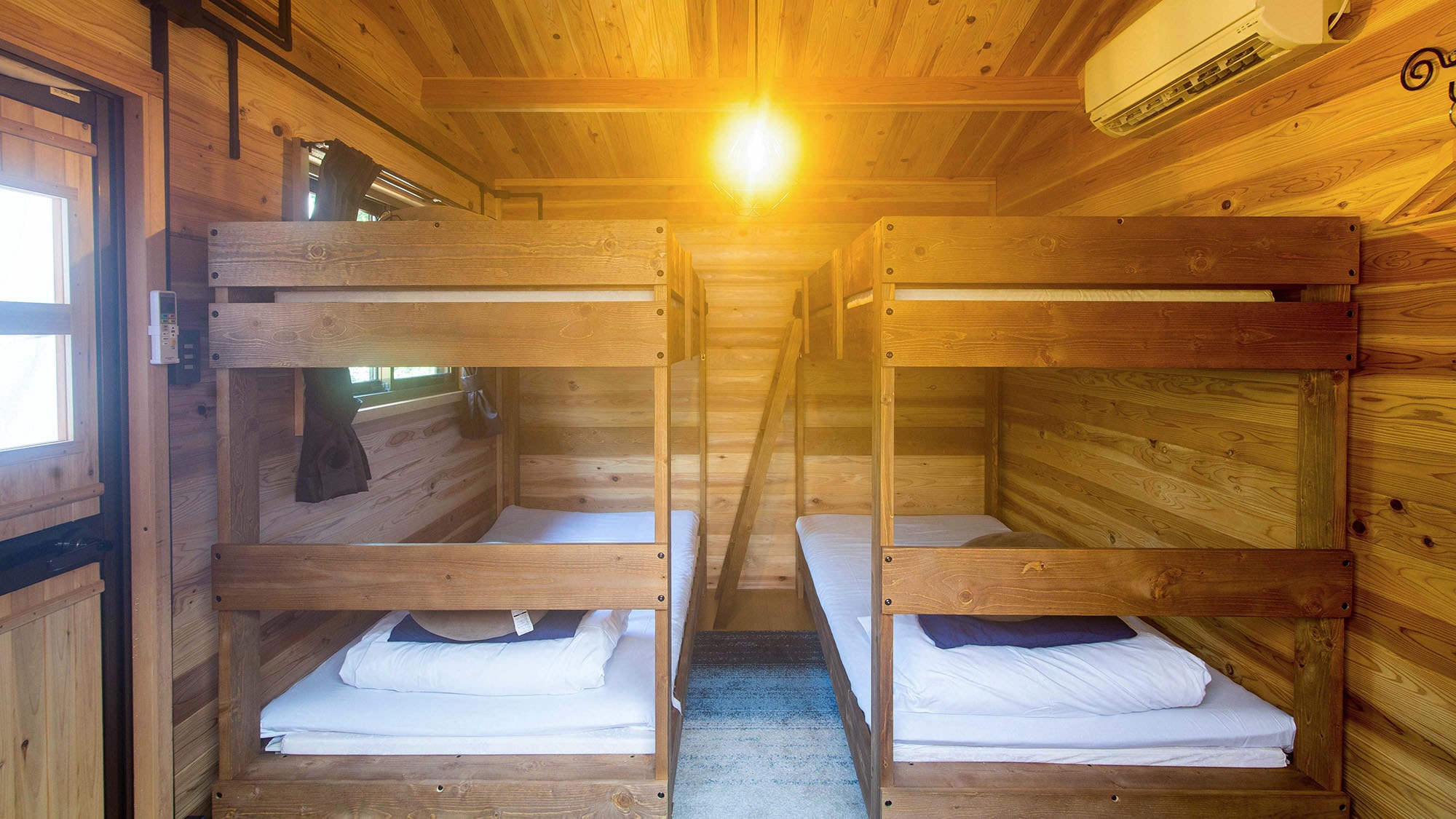 ・[Log House] Two bunk beds are installed. Up to four people can stay.