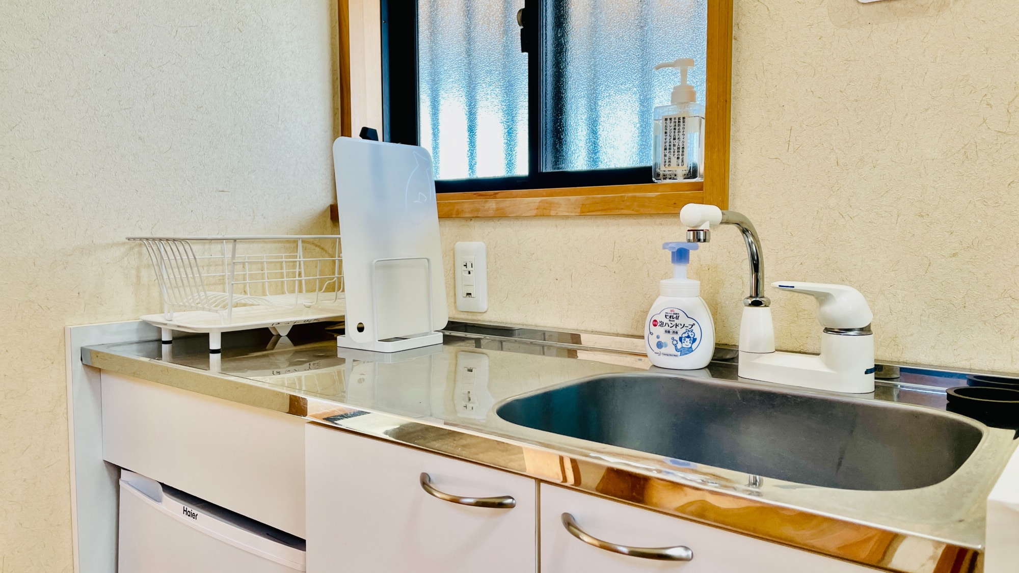 Medium Cottage Kitchen