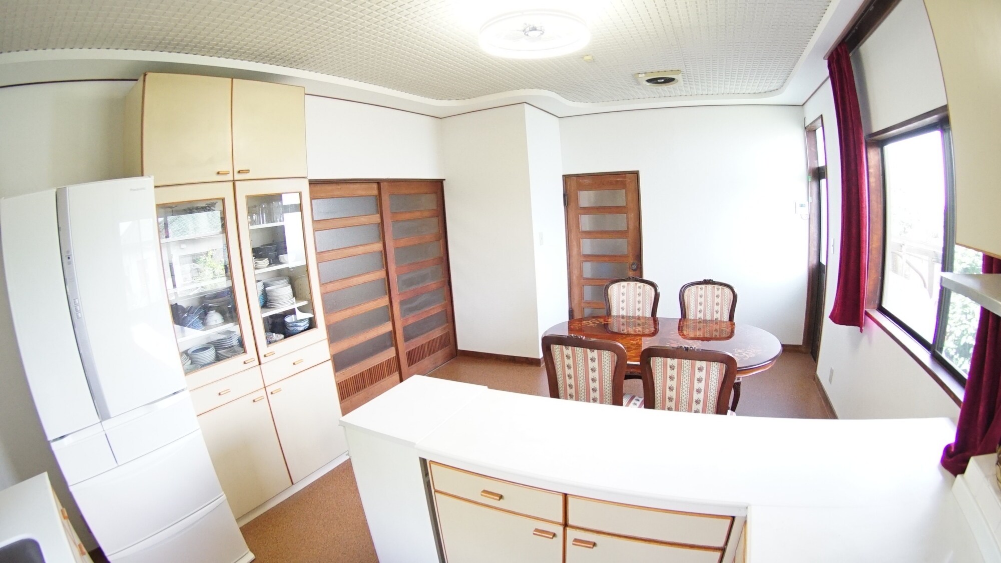 *<花園屋> 廚房（範例） 還配有桌子和椅子，因此您可以在完成用餐後立即在餐廳用餐。