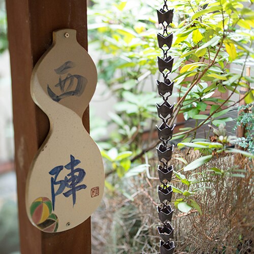 [Japanese-style room / Nishijin] The nameplate of Kasama ware is also different for each room.