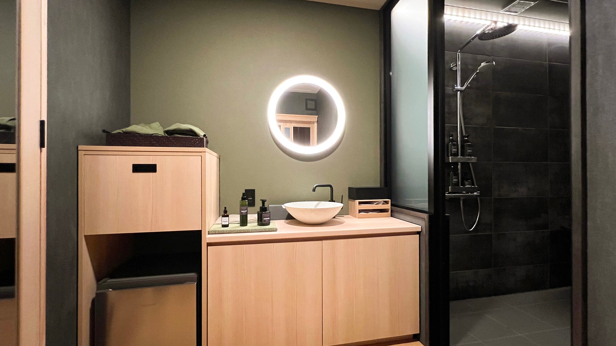 ・【난방】넓은 세면대. 스킨 케어와 메이크업도 쉽습니다.