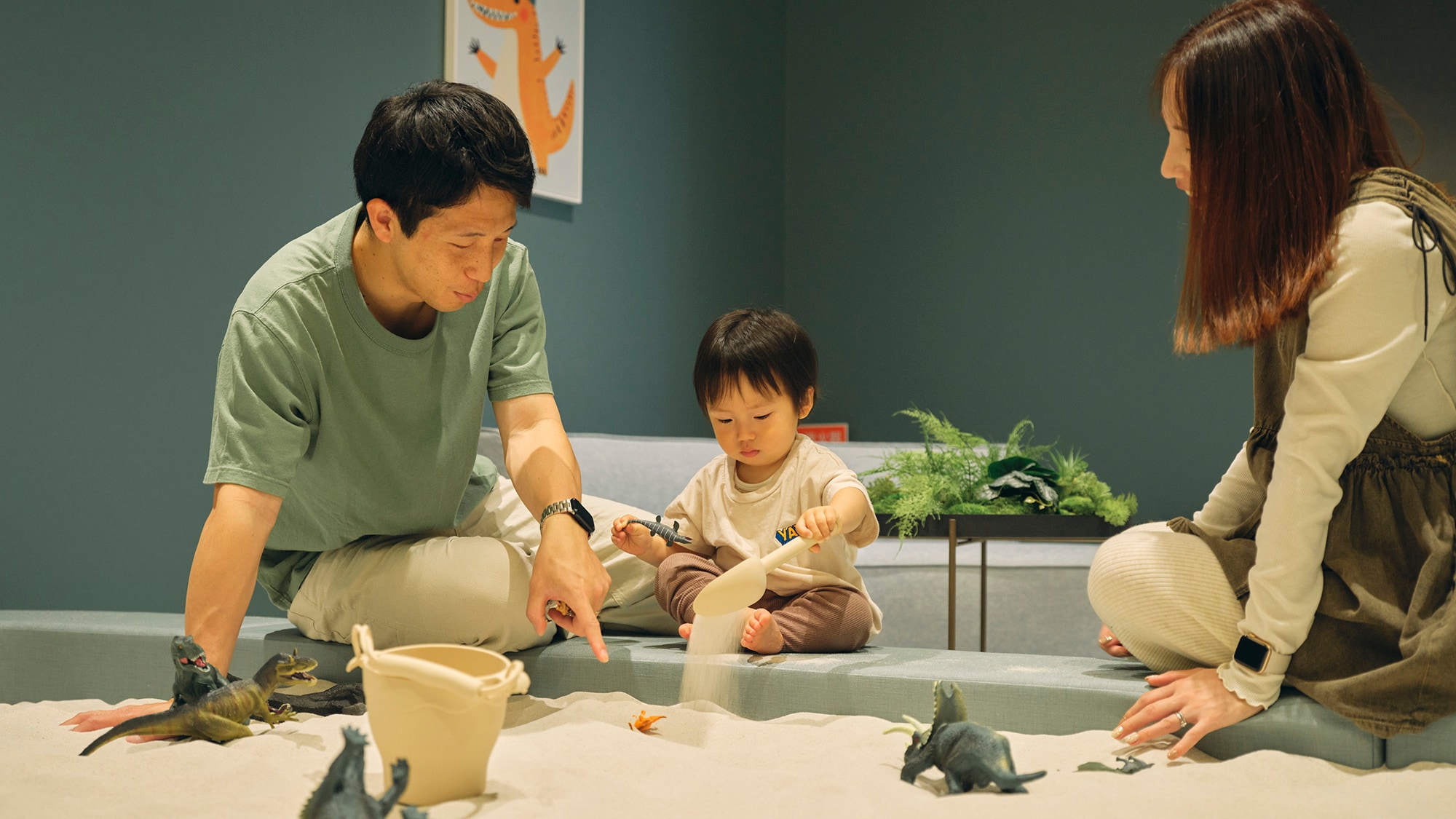 [Area Spa - Ruriyu -] [Taman Pasir] Nikmati permainan pasir favorit anak Anda di dalam ruangan. Para ibu dapat mengawasi mereka tanpa khawatir terkena sinar matahari.