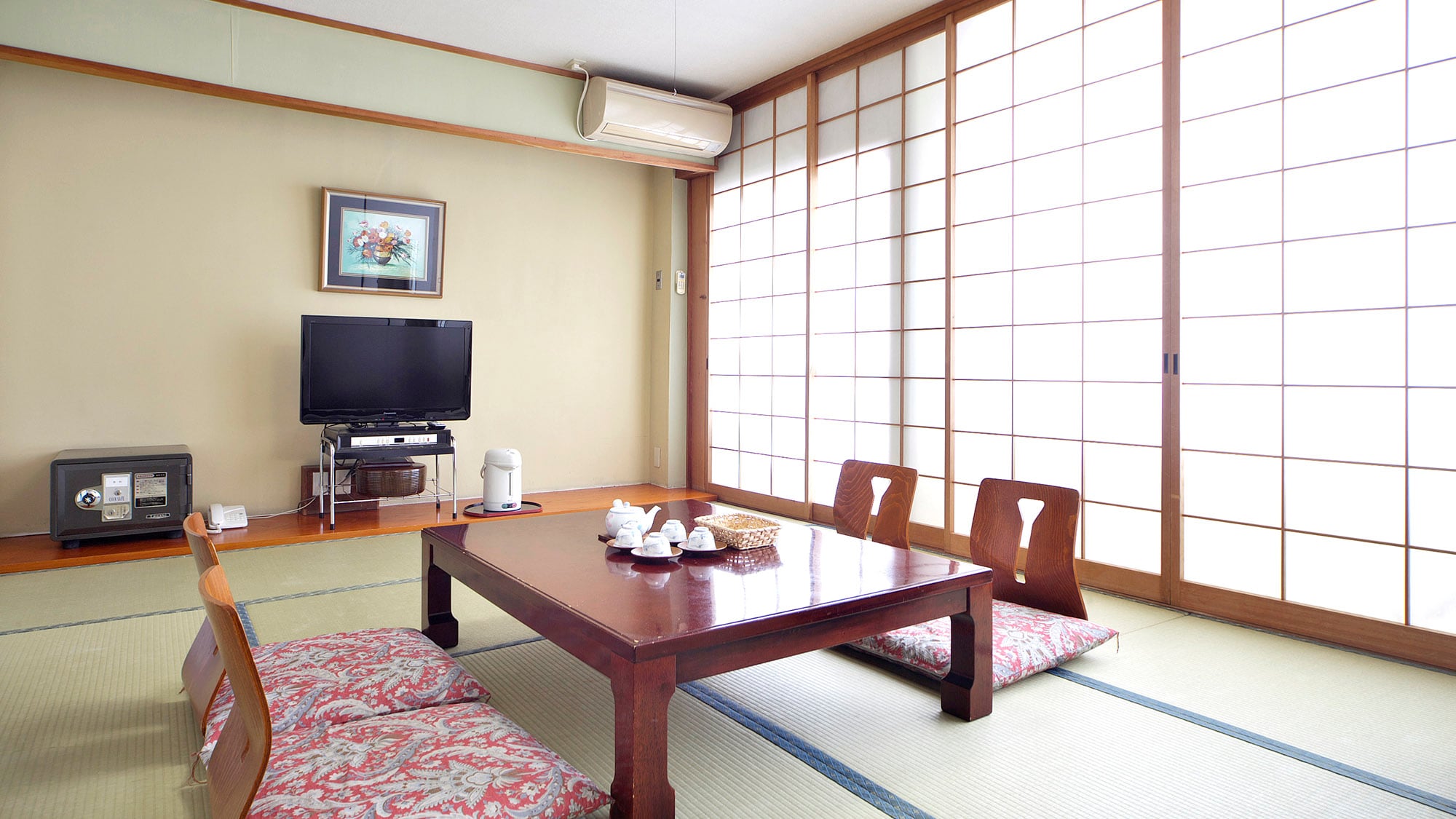 ・ [Example of guest room] Please relax and heal the tiredness of your trip in a Japanese-style room.