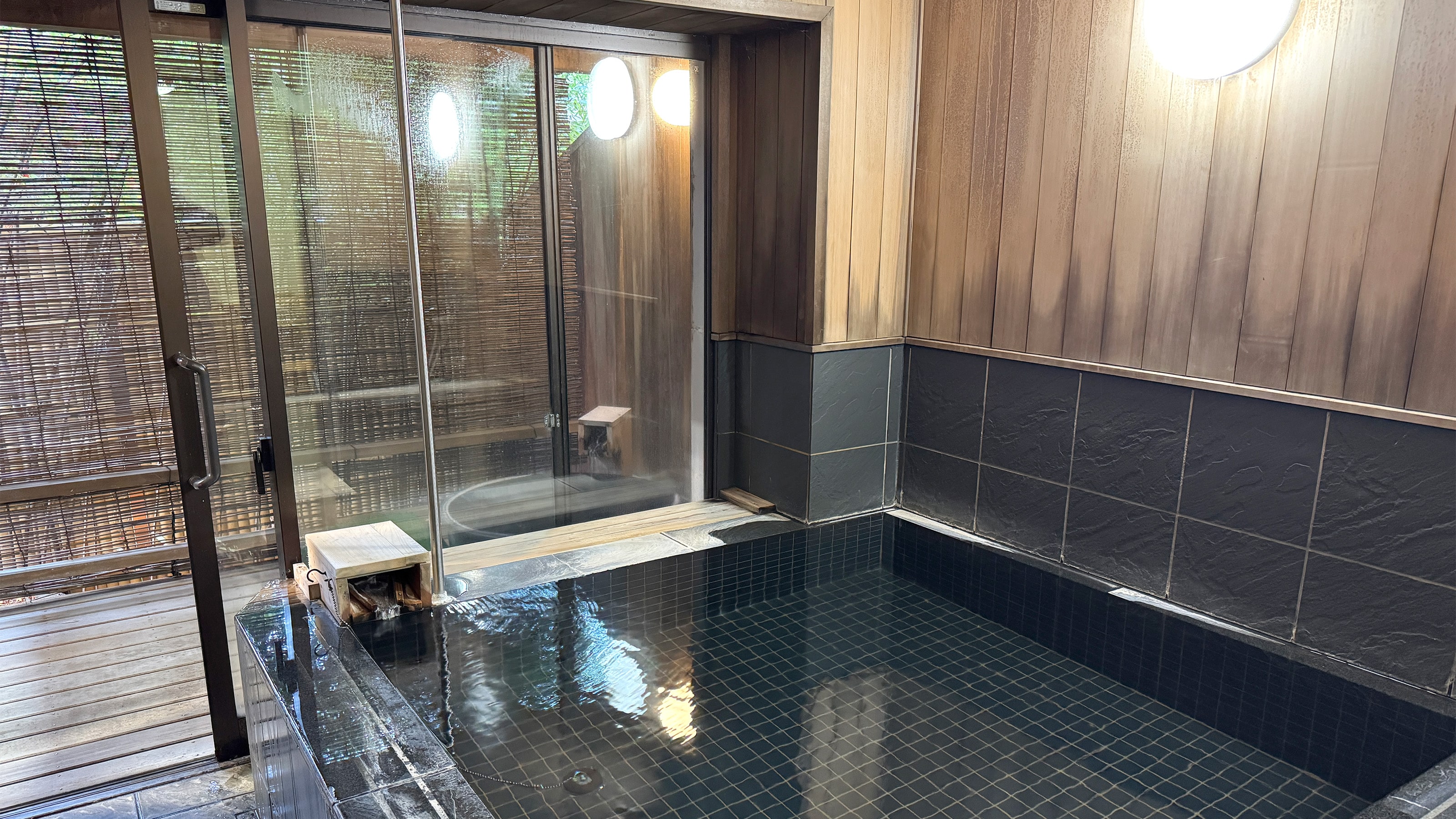 Example of a guest room with an open-air bath in the East Wing