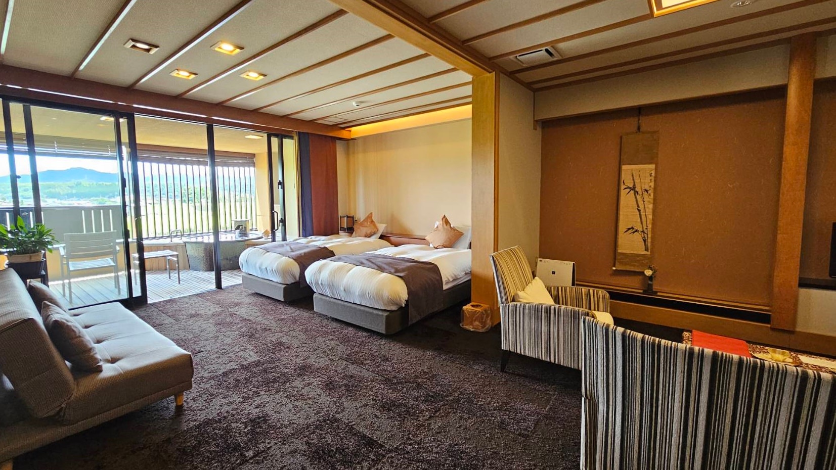 [Suikyouan/UD Junior Suite, view from the Western-style room] A spacious room overlooking the greenery.