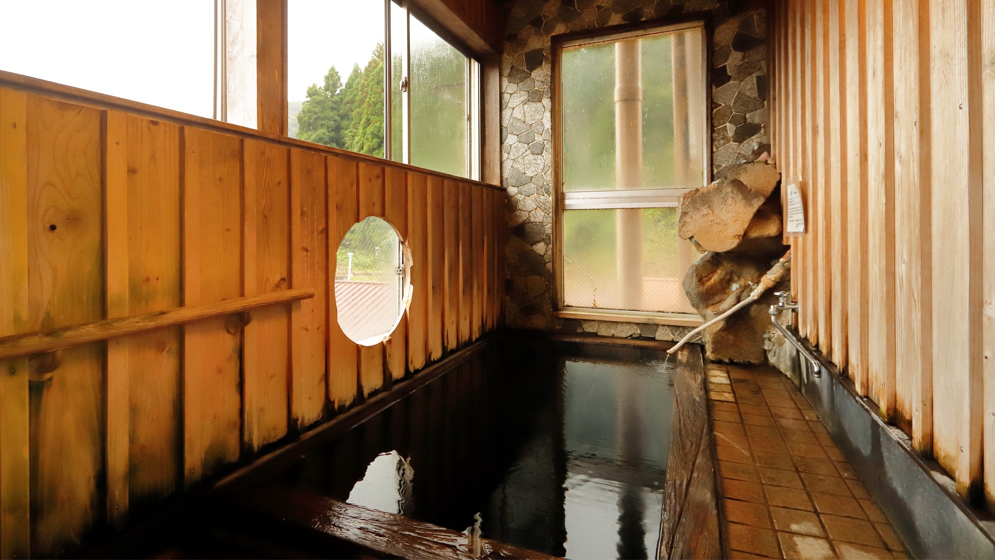 [Yo no Yu] A private observation bath on the 4th floor. Filled with yang energy, the bathtub is kneaded with binchotan charcoal. Pure sodium bicarbonate spring.