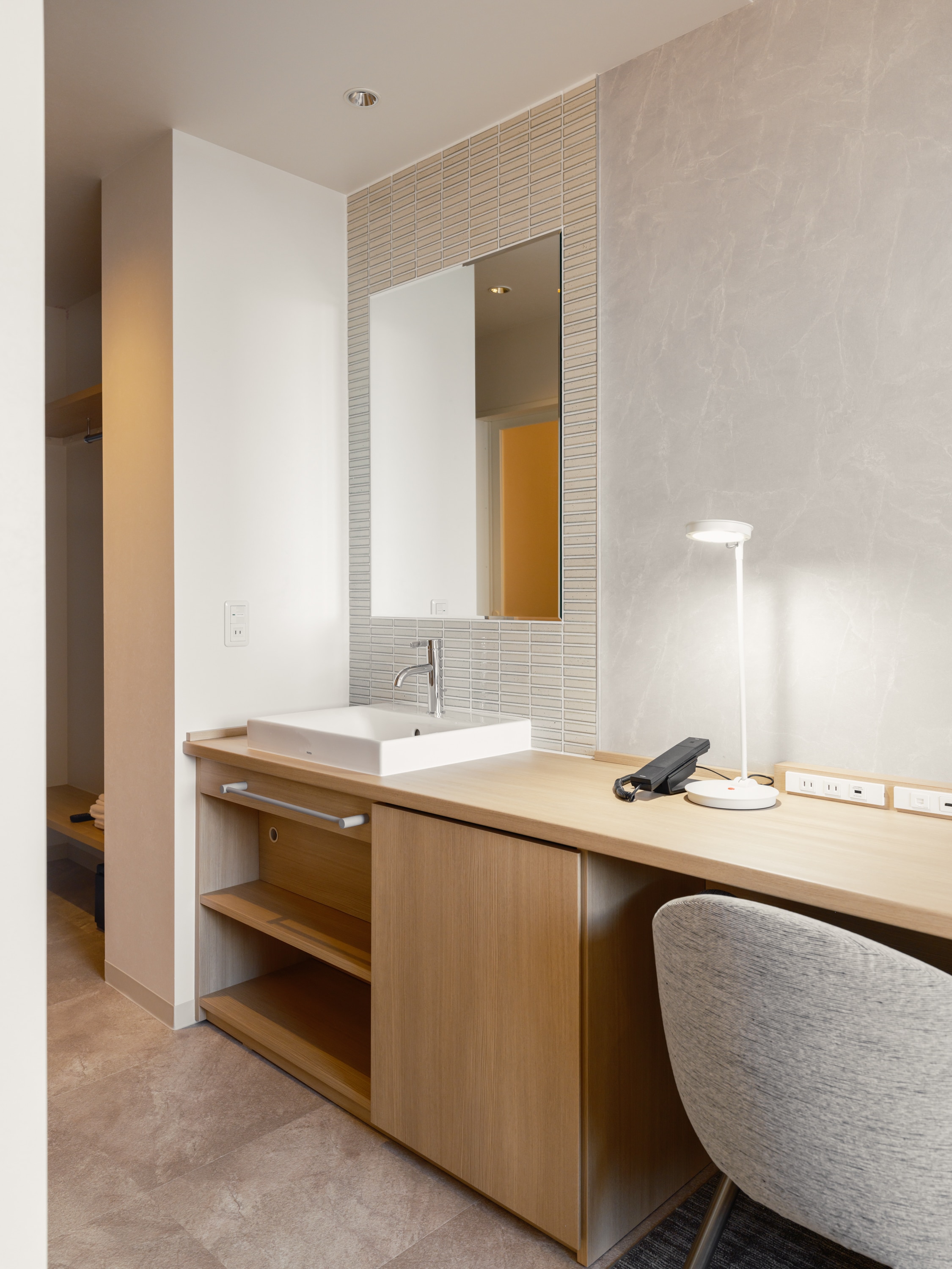 Concept Morning -Mane-┃Sink and desk area. The separate sink area reduces stress in busy mornings.