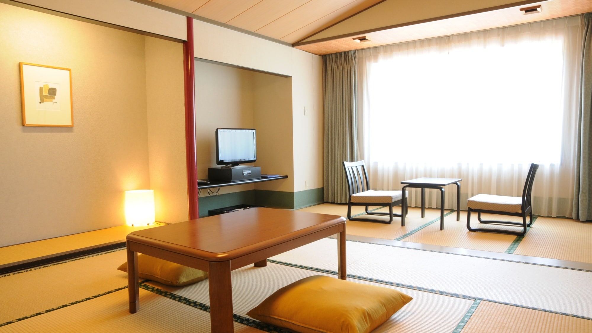 Kamar bergaya Jepang dengan suasana tenang. Kamar ini dapat menampung hingga 6 orang.