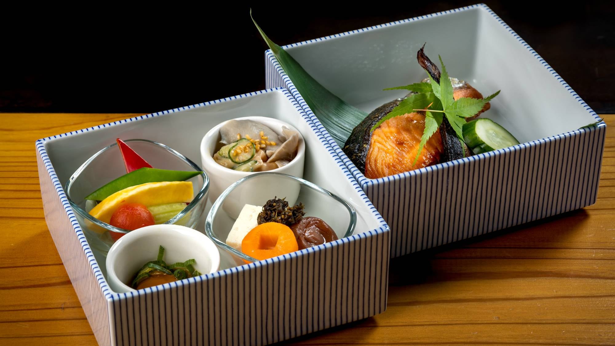 [Kediaman Tonomura Ubei] Sarapan bento ini menyajikan beberapa hidangan yang disantap pedagang Omi di hari keberangkatannya.