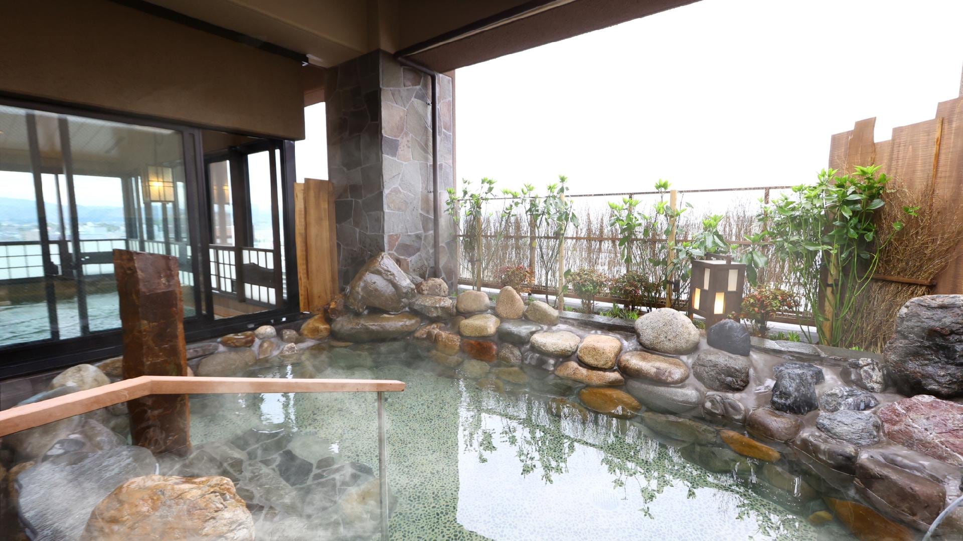 [Natural hot spring large communal bath, men] Open-air bath (hot water temperature: 42 ℃ - 43 ℃)