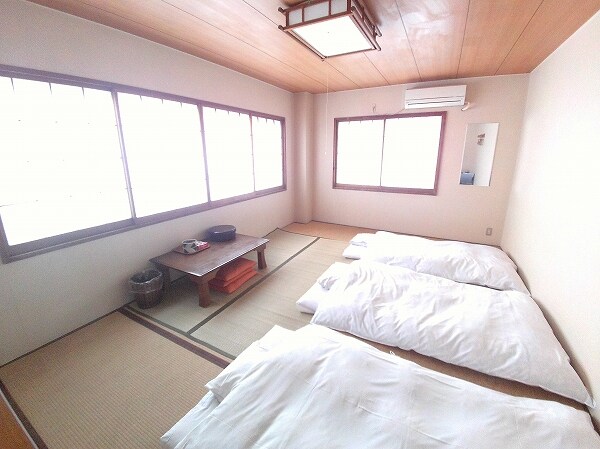 Japanese-style room 9-10 tatami mats (for 3 or more people)