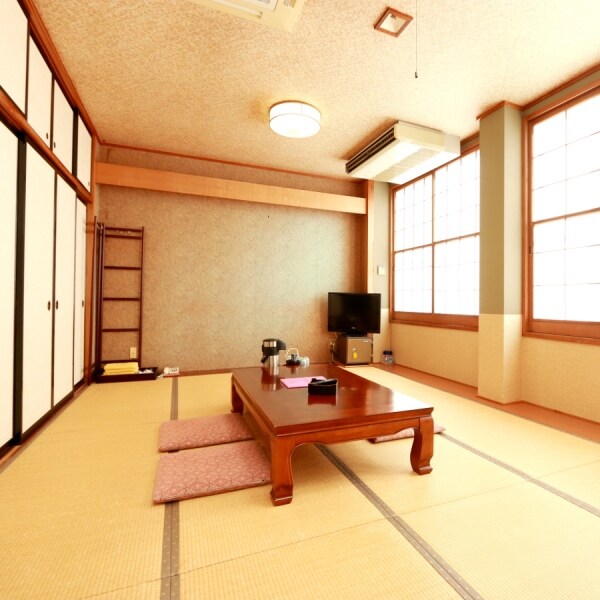 Beyond the window is a spacious south-facing Japanese-style room with a view of Lake Hamana.