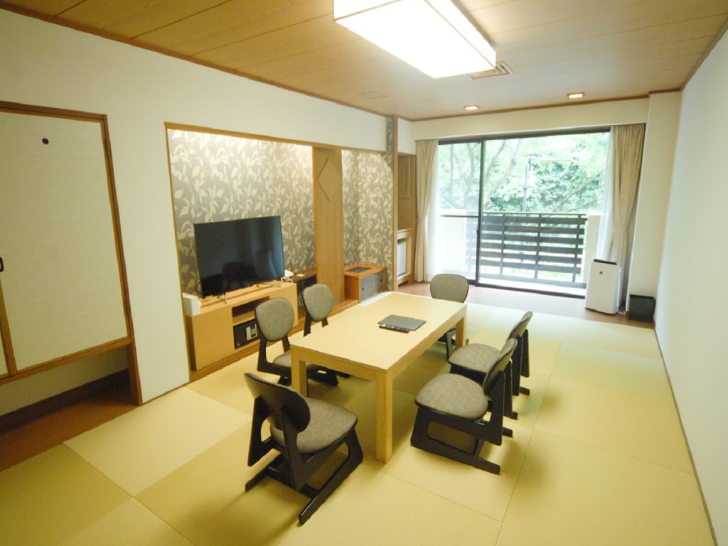 Japanese-style room (up to 6 people)