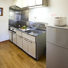 *[Cabin example] Each room is equipped with a kitchen, cooking utensils, and tableware.