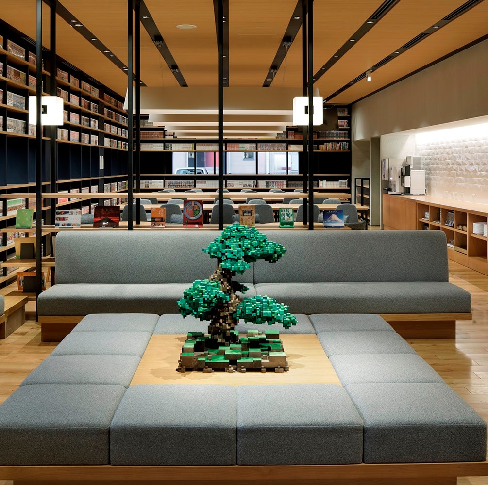 [Library & Lounge] We have approximately 10,000 books, mainly comics.