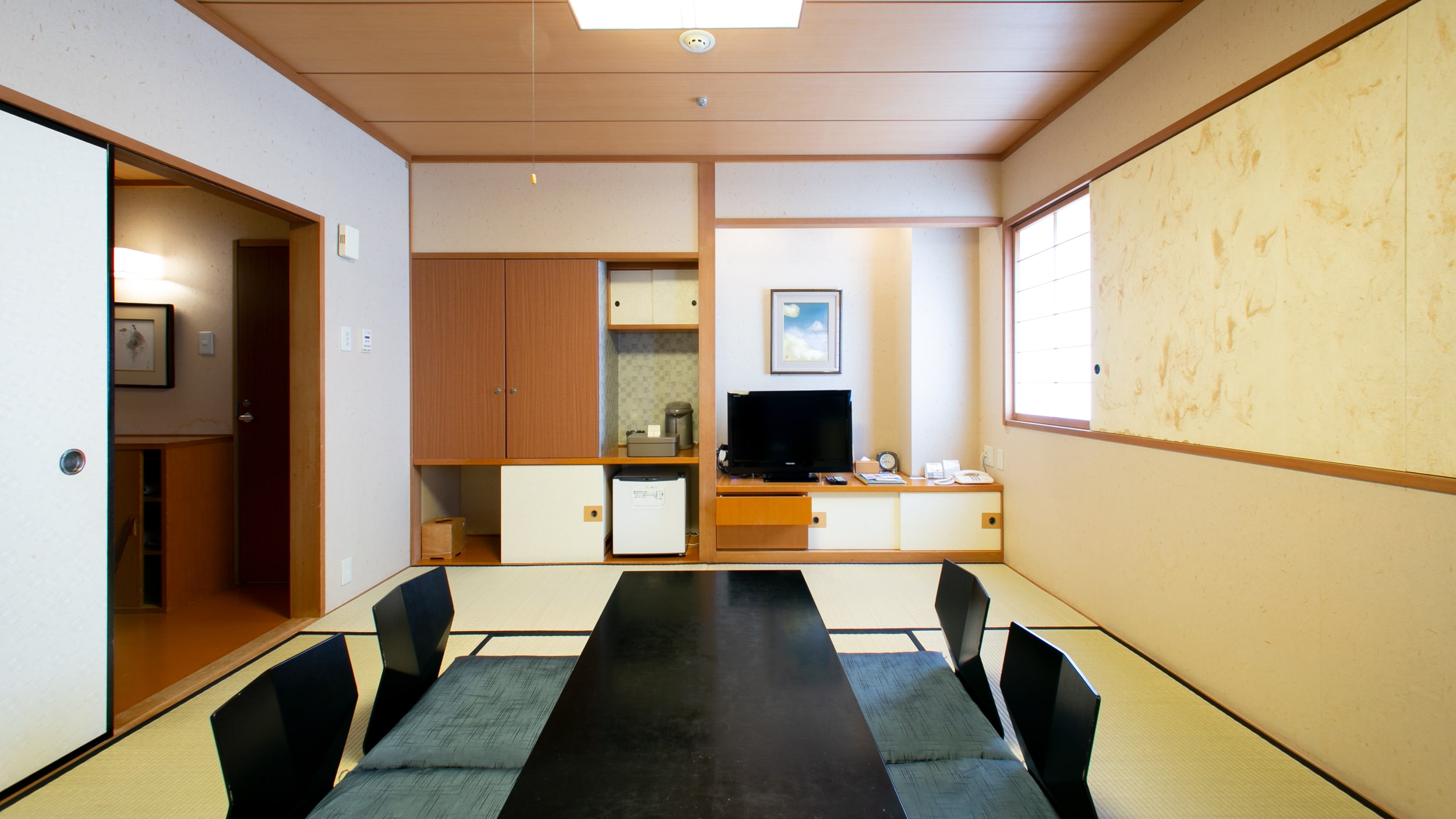 ห้องสไตล์ญี่ปุ่น ห้องสไตล์ญี่ปุ่น 8 เสื่อทาทามิ มีห้องน้ำและห้องส้วมแยกกัน