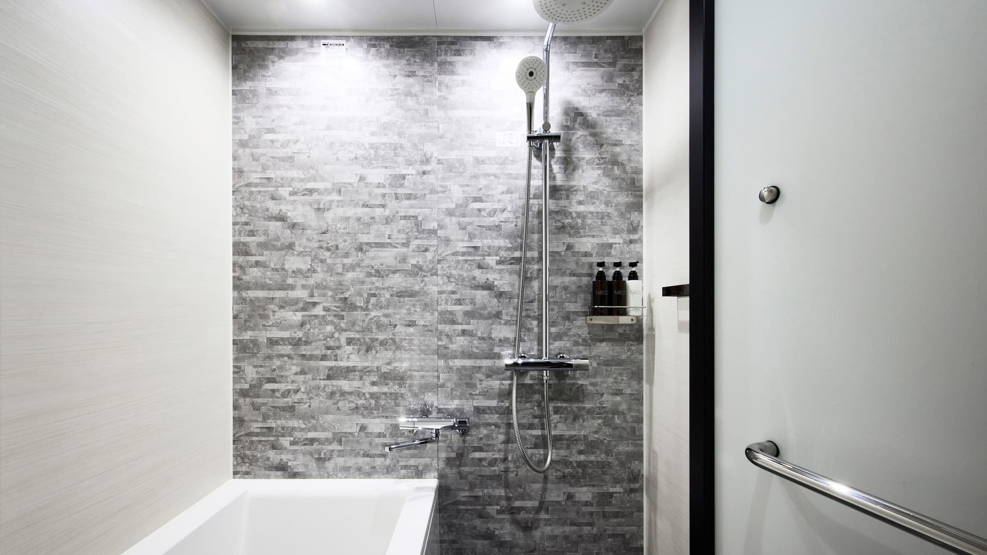 Phòng Junior Suite dành cho gia đình | Thư giãn và nghỉ ngơi trong phòng tắm với khu vực tắm vòi sen riêng biệt.