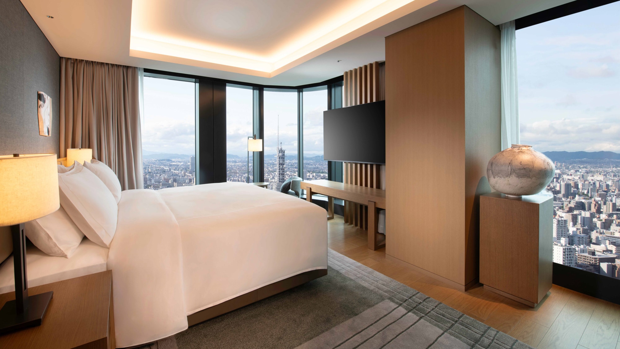 Deluxe Corner Suite (King Bed) with Lounge Access