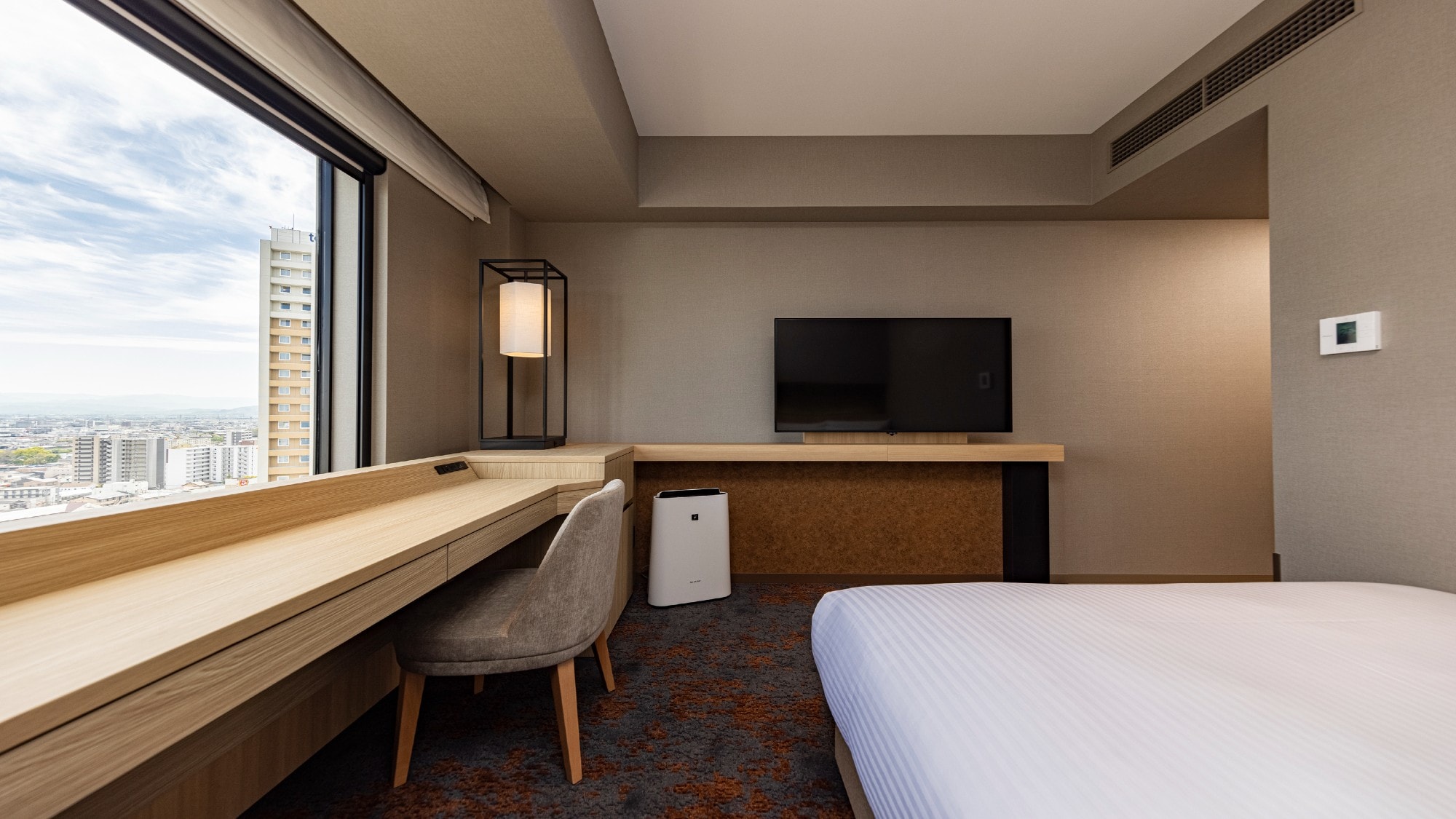 [Moderate Business Double] The desk has outlets so you can use your computer with peace of mind.