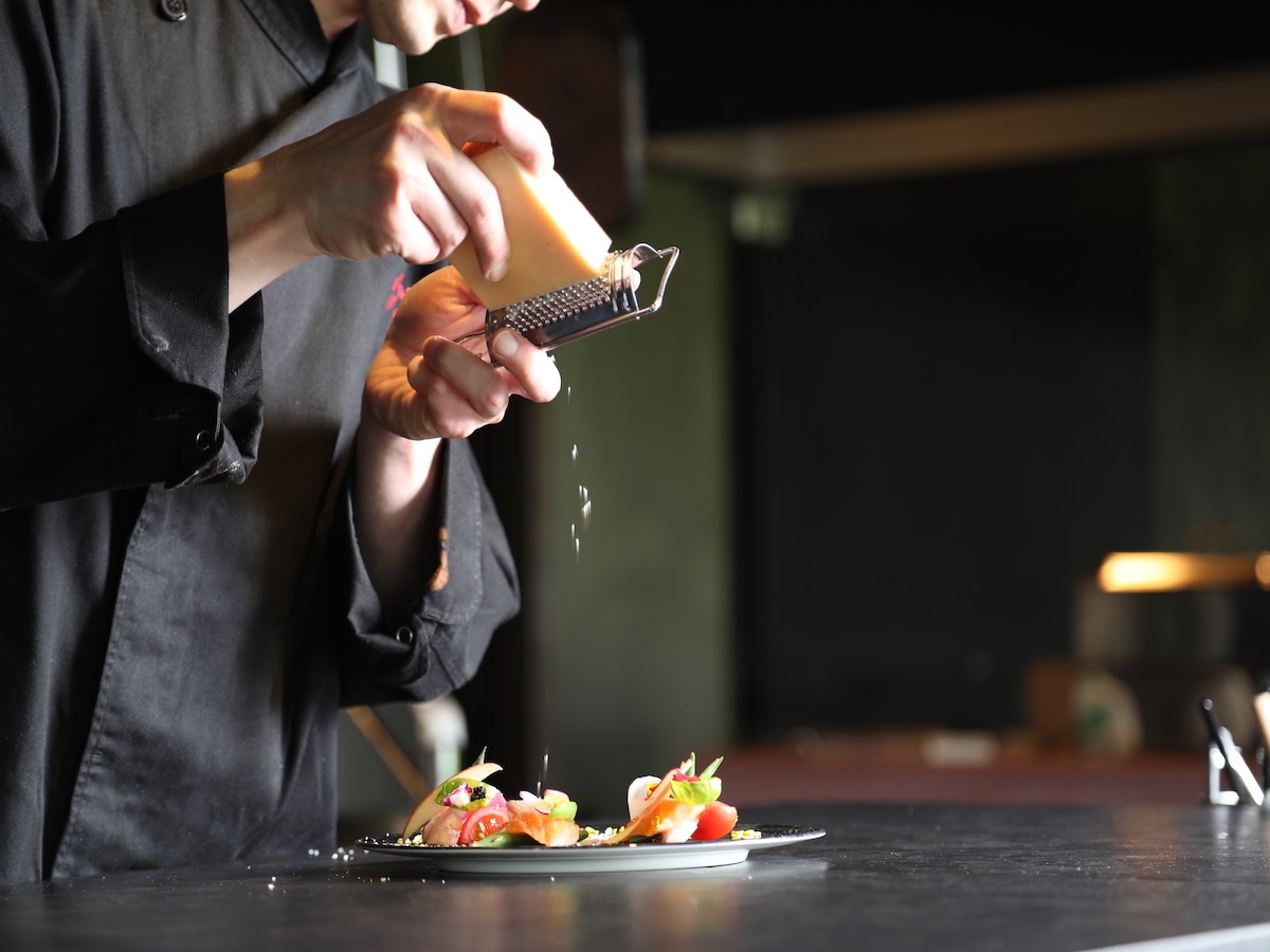A creative kaiseki course using carefully selected ingredients from the chef to be enjoyed with all five senses