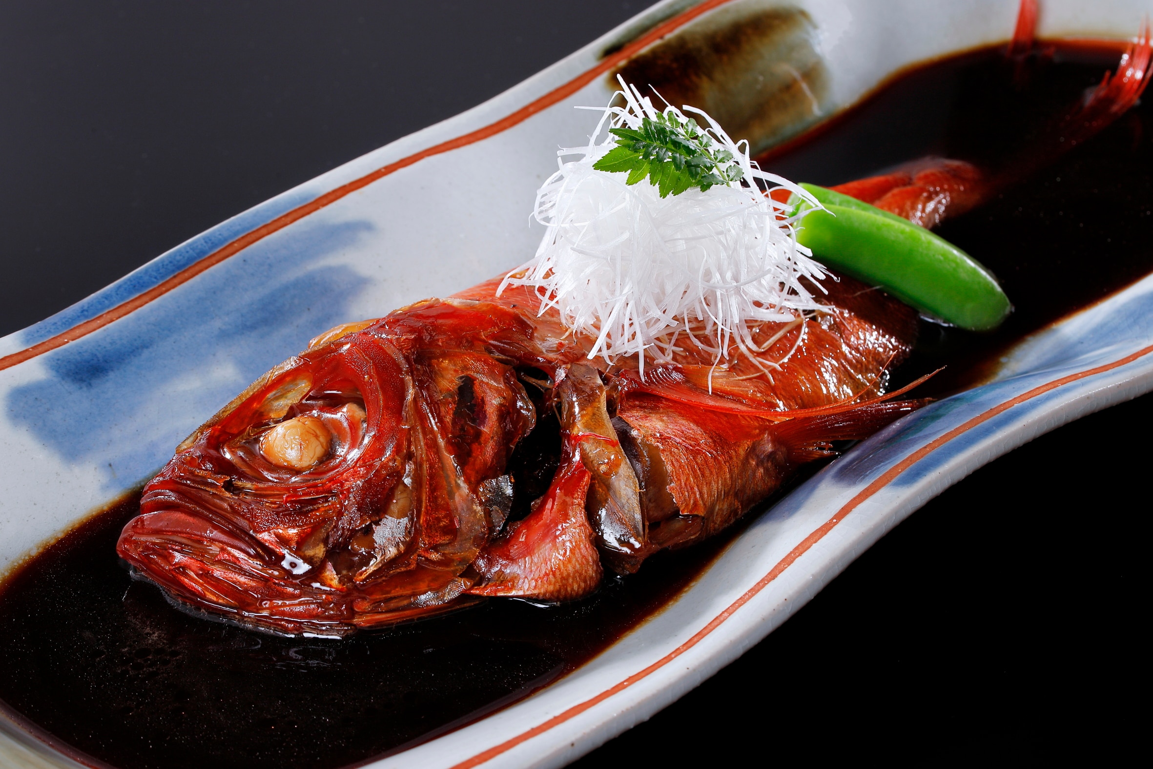 Spesial! Ikan rebus utuh dan sarden