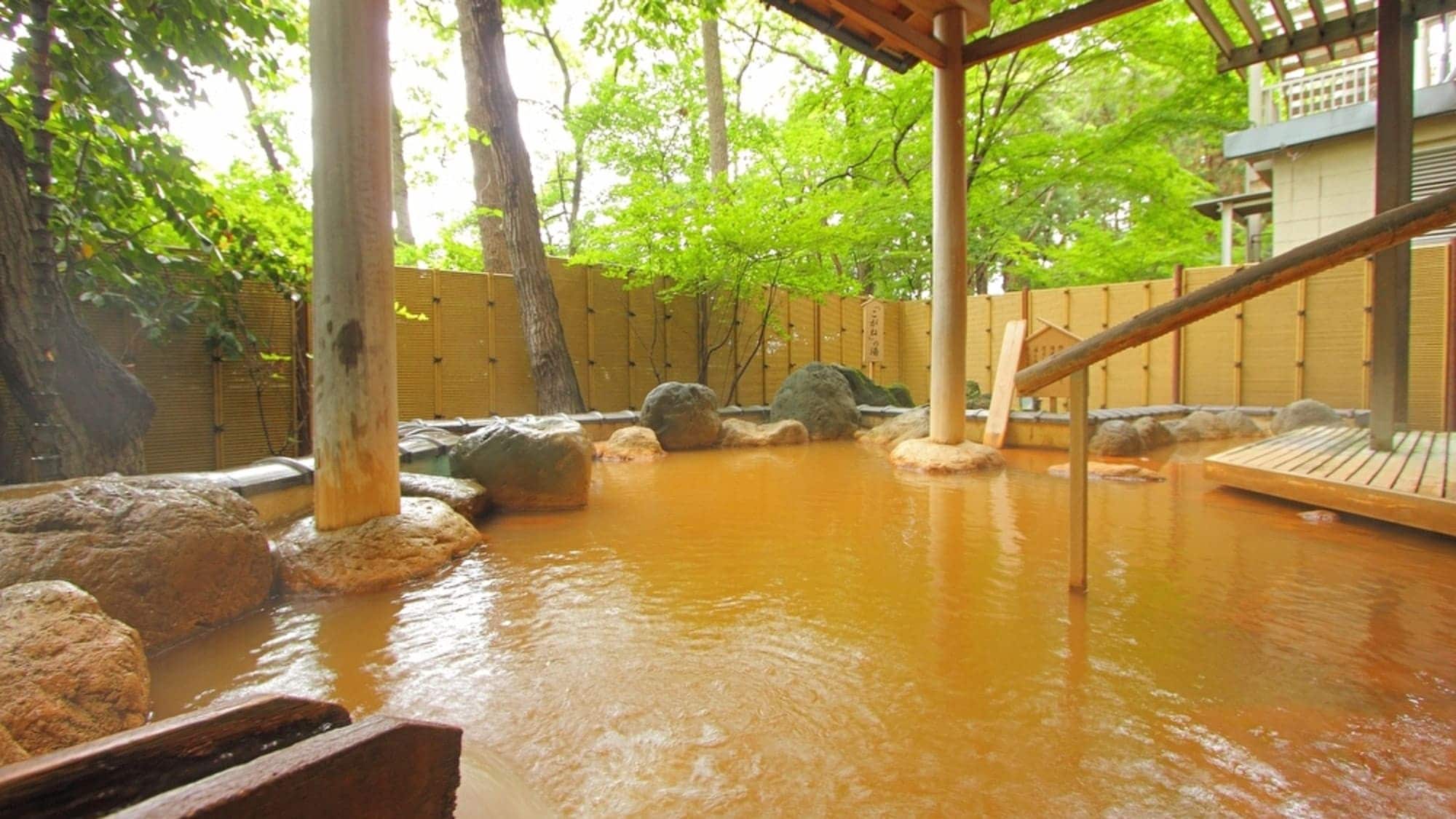 Rock bath Kogane no Yu (open-air bath) A source that has been welling up in Ikaho for a long time.