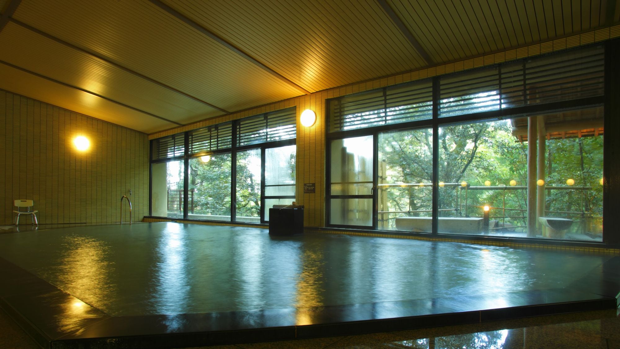 [Large bath (Iris bath)] No water added or heated! The Yamashiro Shinichi No. 1 source is overflowing.