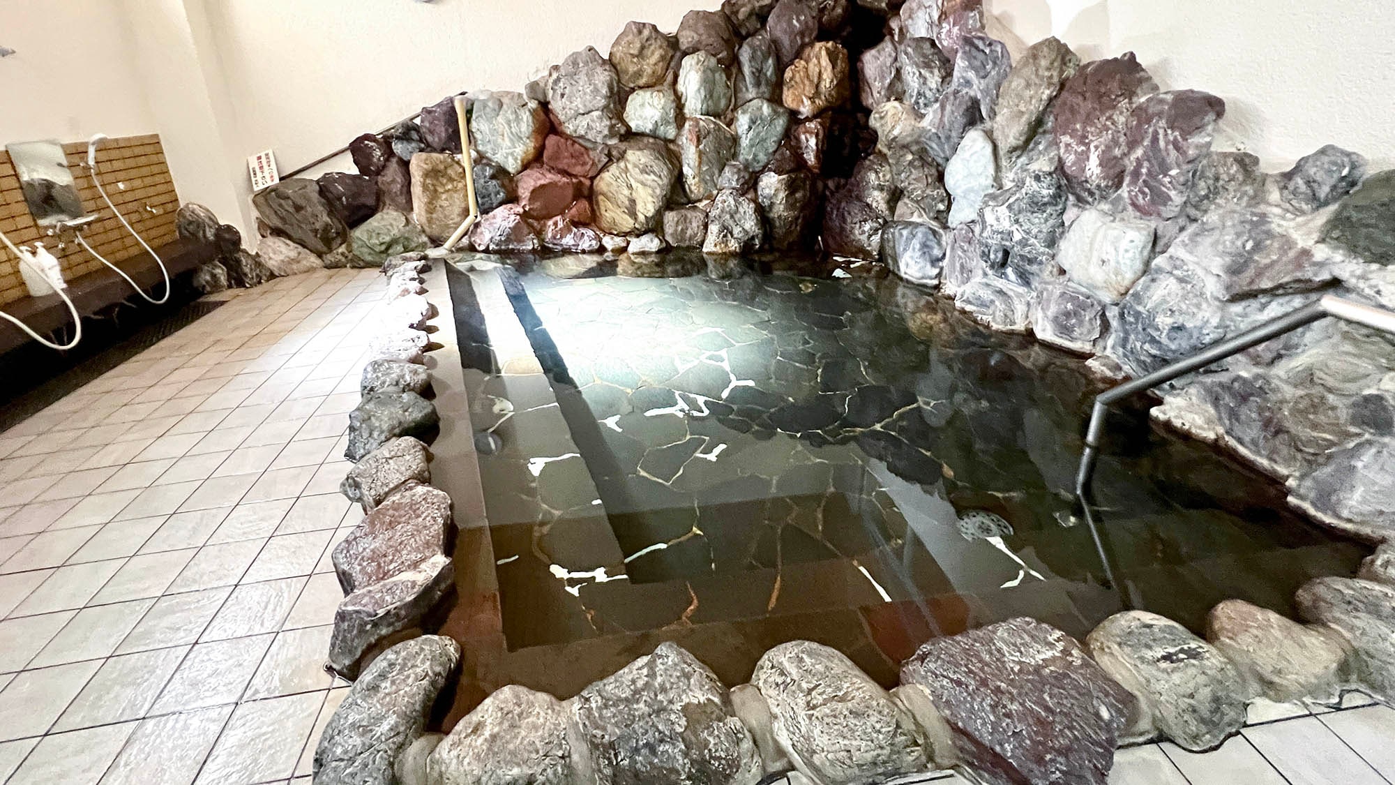 ・[Large public bath] A natural hypotonic alkaline cold mineral hot spring with a history dating back to the Yoshino period. Feel free to come for a day trip.