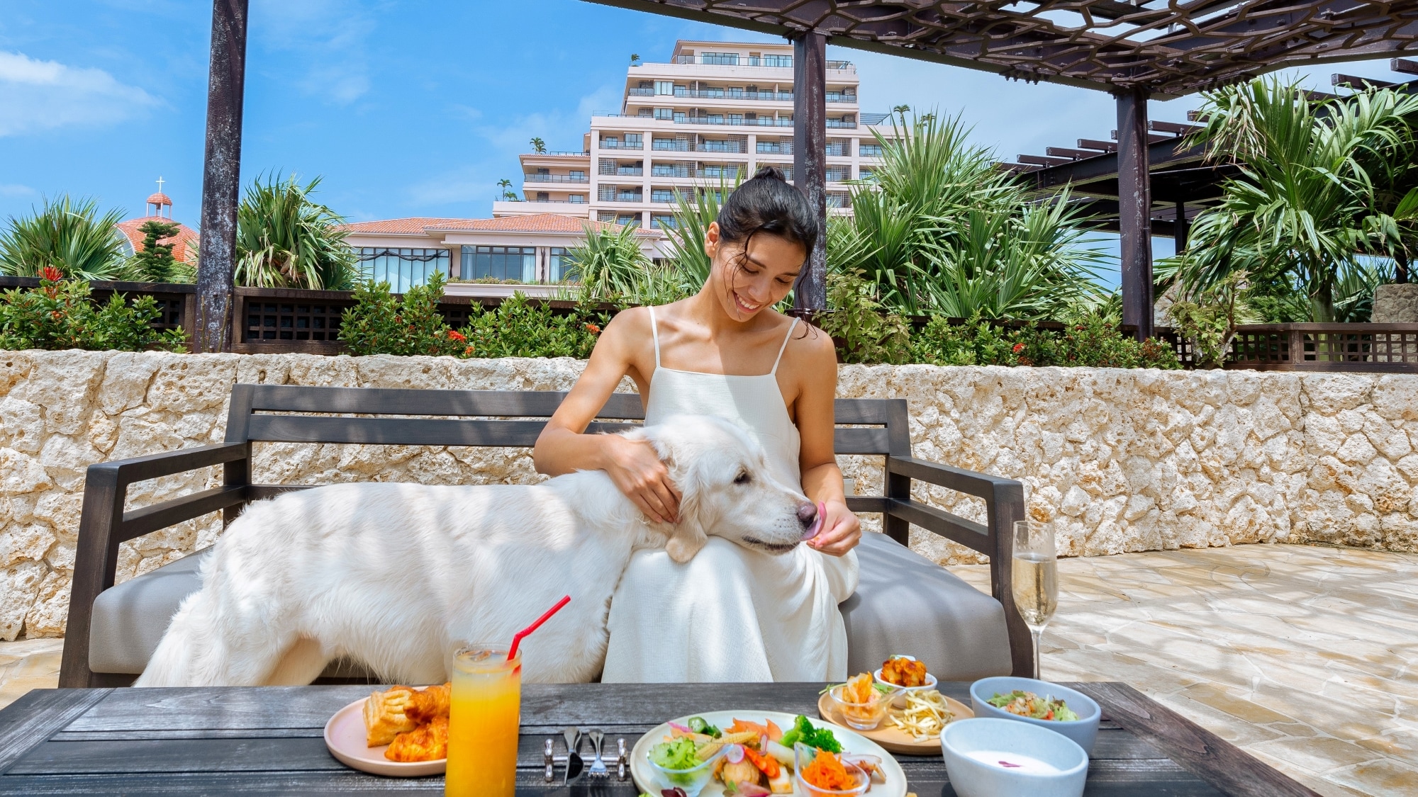 [Spend time with your dog] Some restaurants allow you to bring your dog with you.