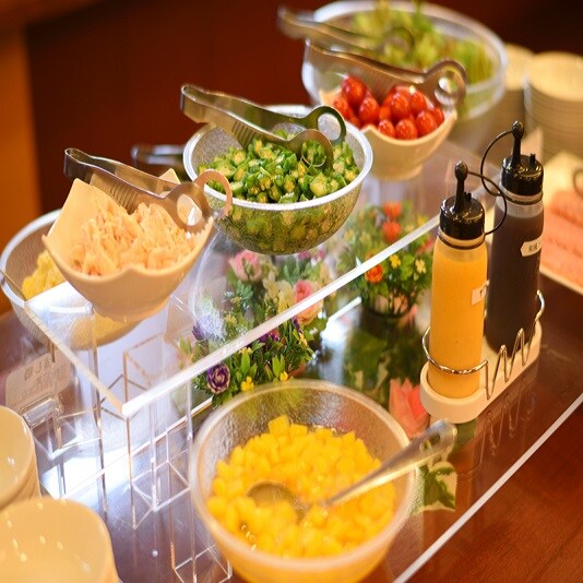 <Salad bar> We have several kinds of vegetables and toppings.