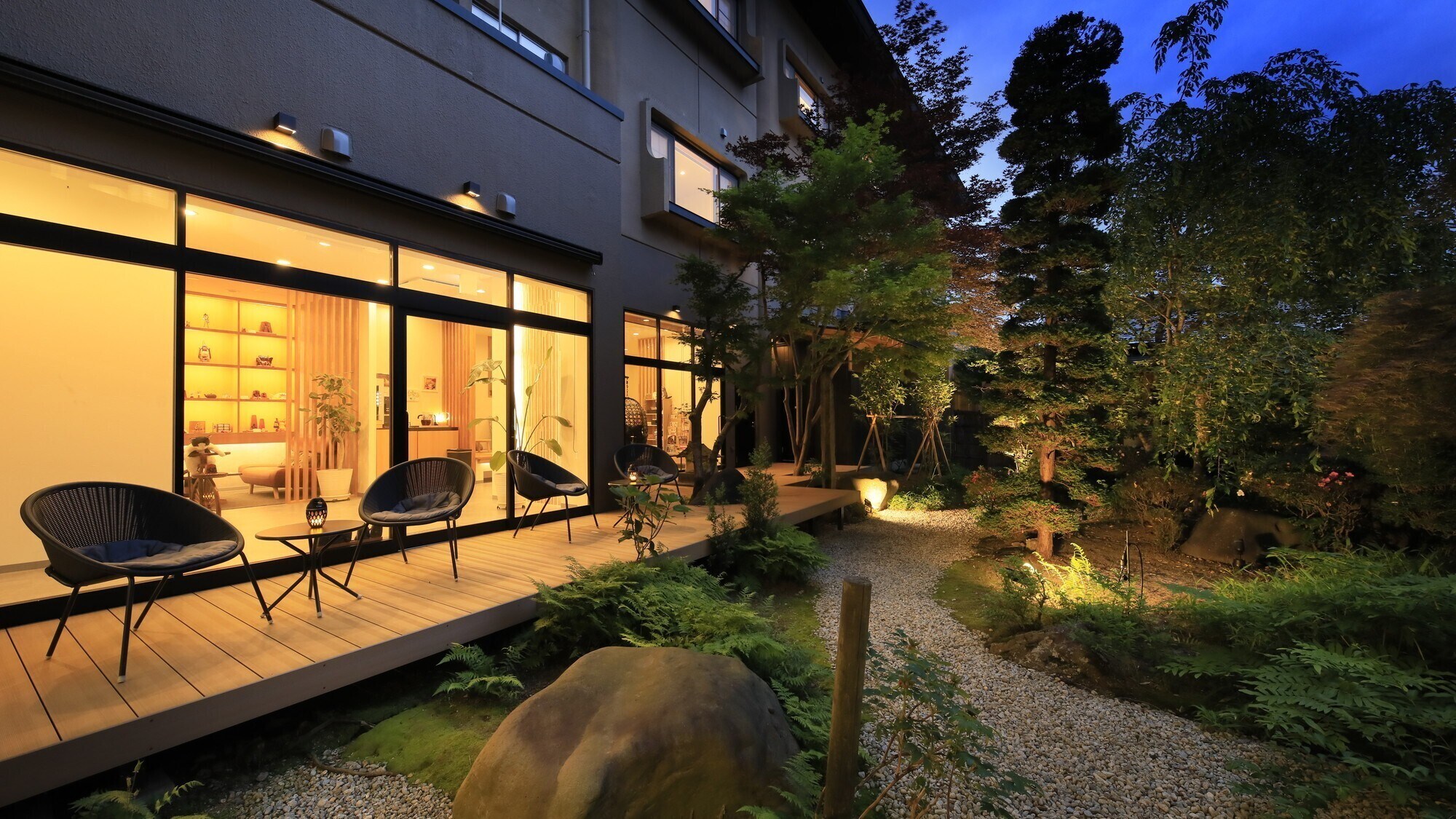 [Inside the building] Courtyard, night