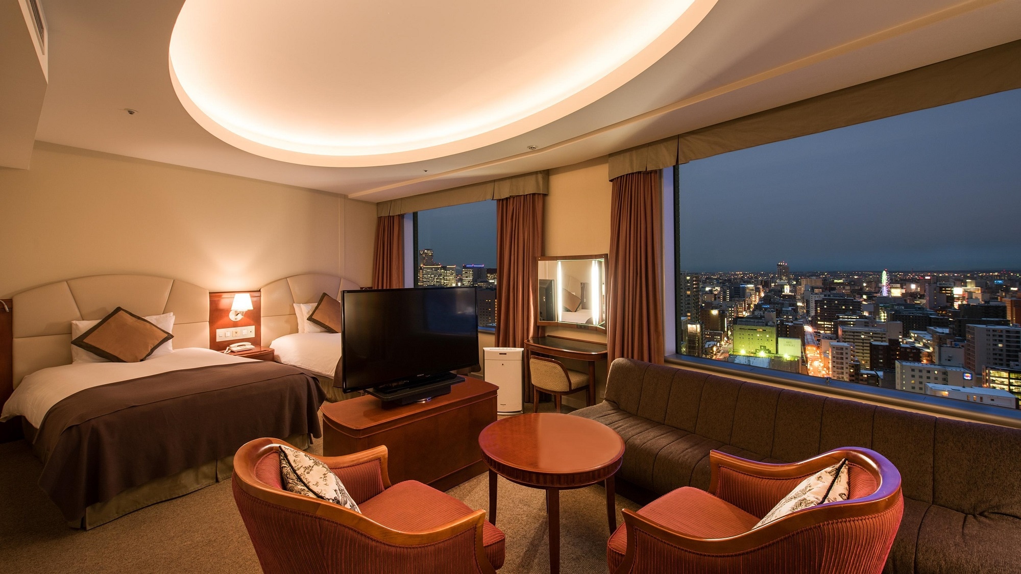 [Deluxe twin room (42㎡)] Enjoy the night view from the large windows on the royal floor (22nd to 27th floors).