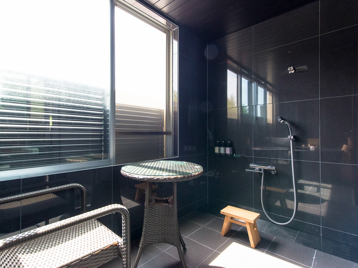 [Premium Suite] 90 square meters + private terrace 10 square meters, Shigaraki ware open-air bath
