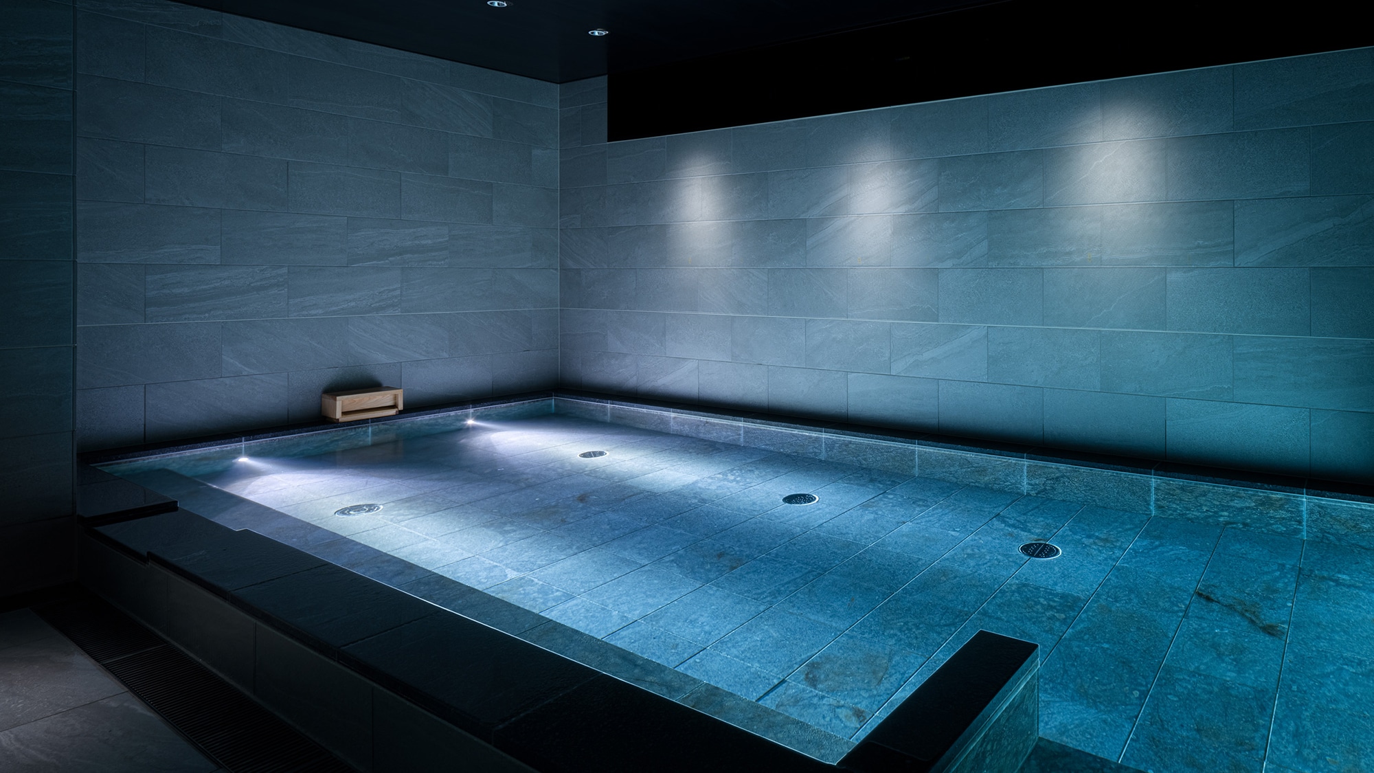 Large communal bath You can heal your daily fatigue in a spacious bath.