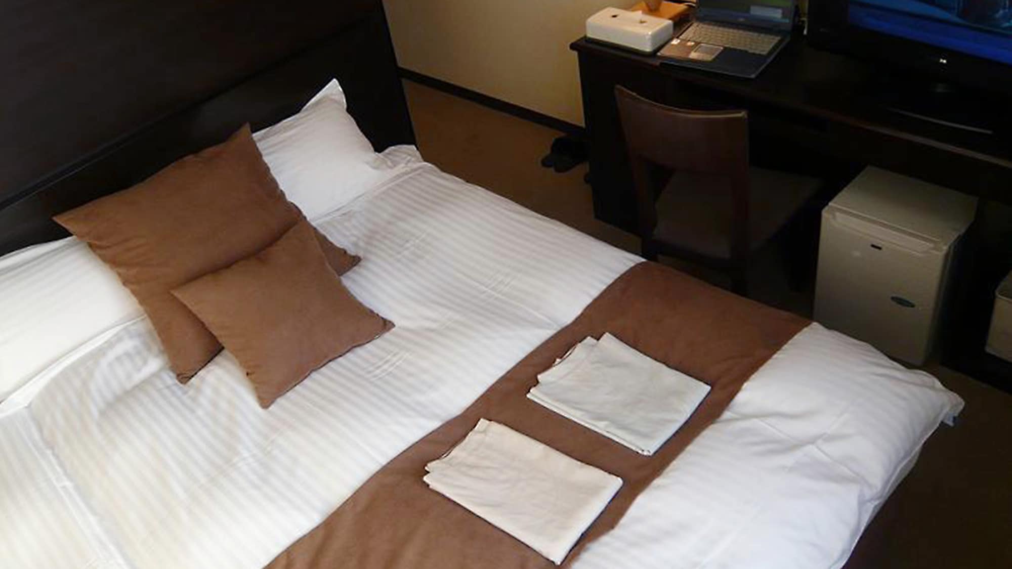 ・ 羽絨被式床，寬敞的大號床，您可以慢慢入睡
