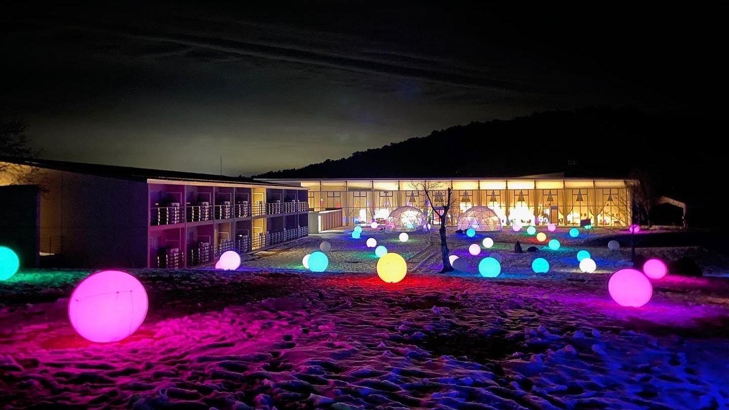 Hotel courtyard illumination