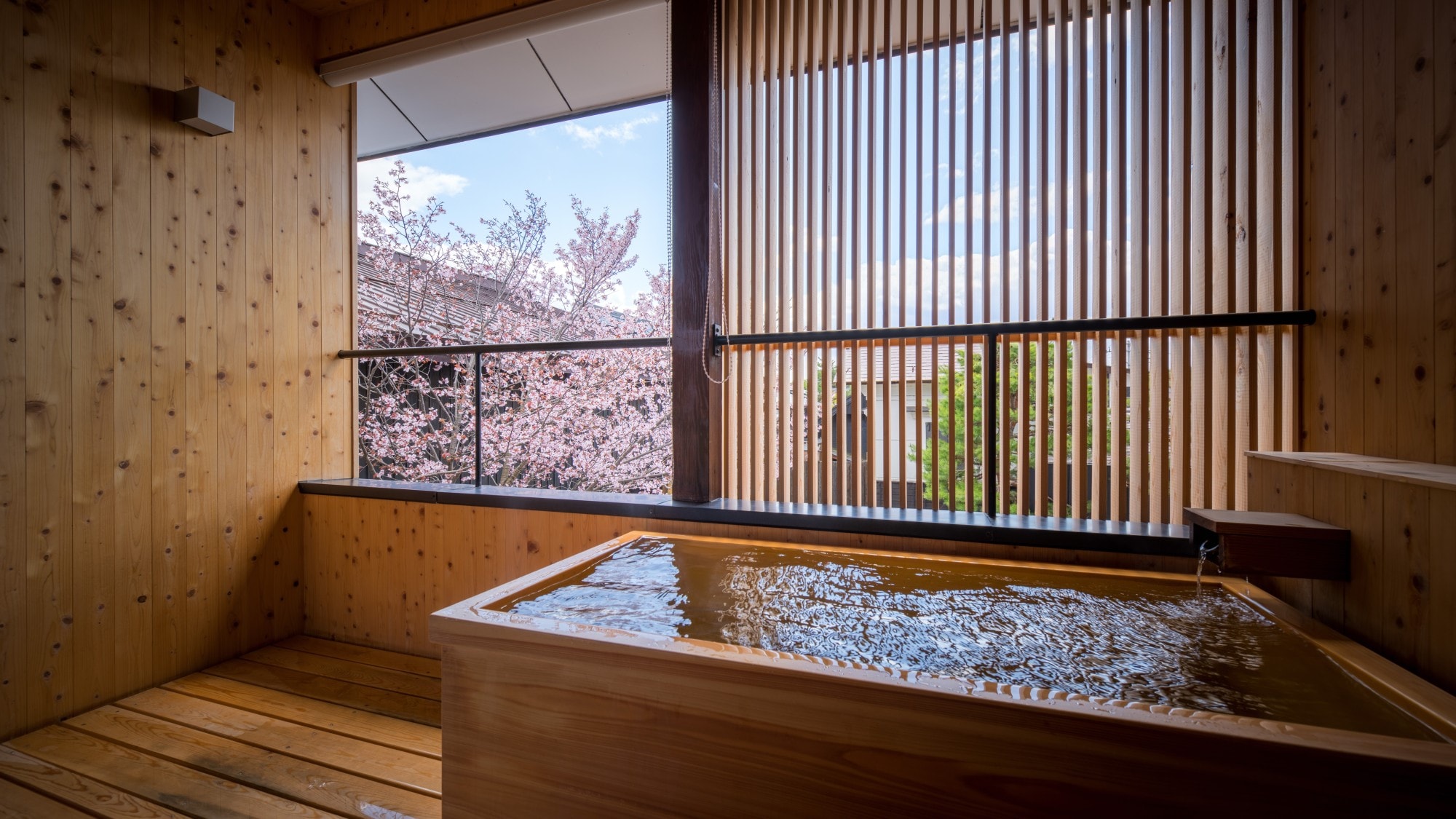[SAKURA05] The open-air bath on the 2nd floor is cypress. Room overlooking the cherry blossoms in spring
