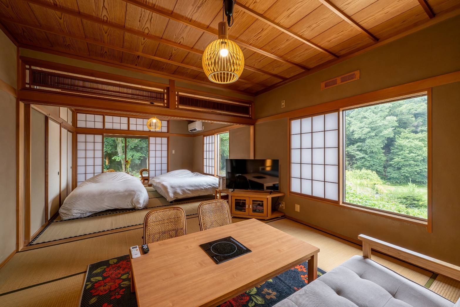 A relaxing Japanese-style room overflowing with the warmth of wood, surrounded by the beautiful greenery and cherry blossoms of the four seasons | Equipped with an induction cooktop.