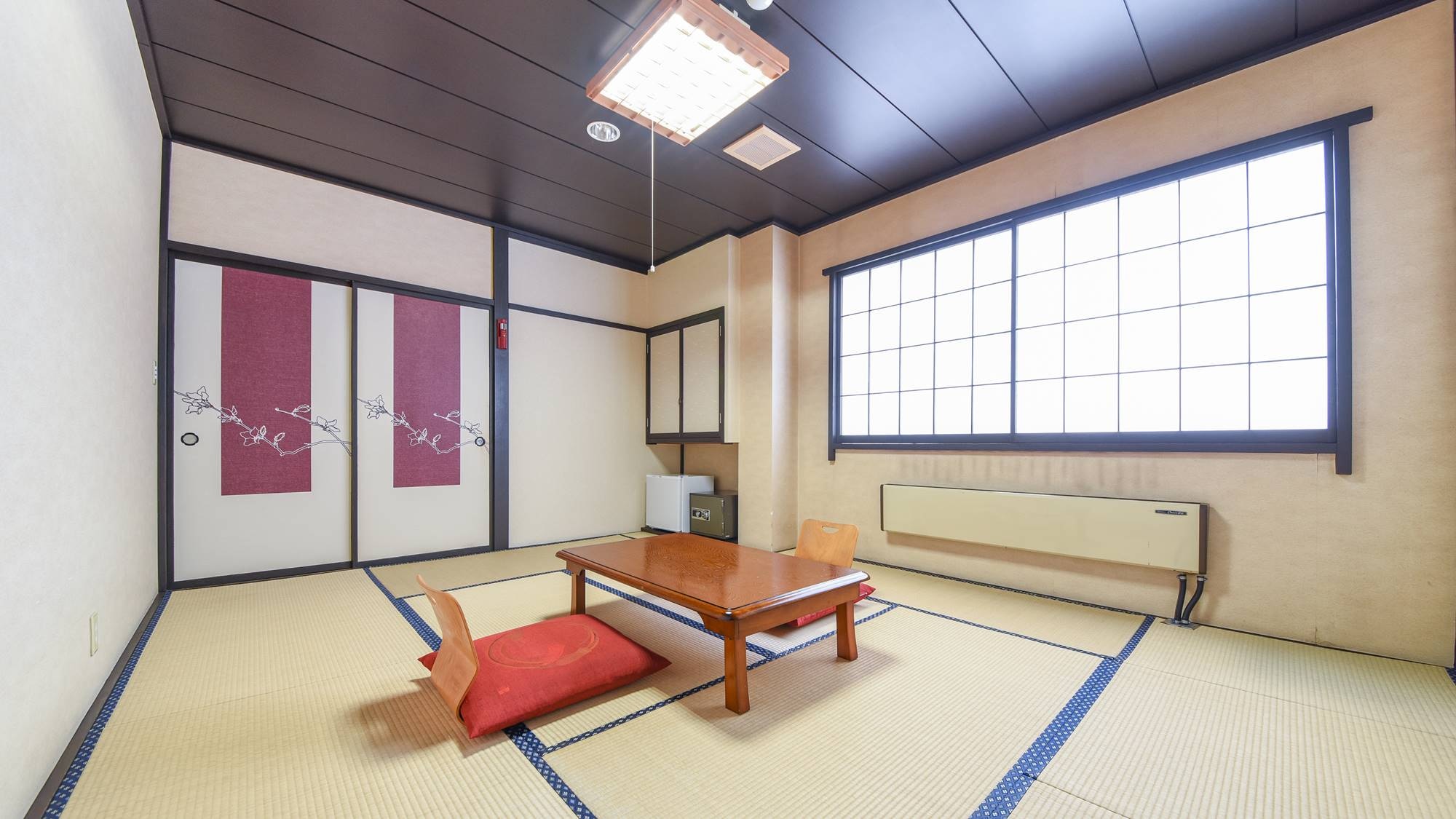 * Japanese-style room 10 tatami mats (example of guest room) / Kusatsu symbol & ldquo; Yubatake & rdquo; Please relax in the room on the side.