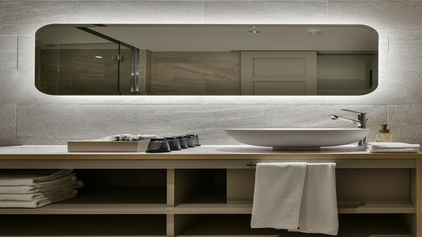 Junior suite in the main building, with an independent washbasin