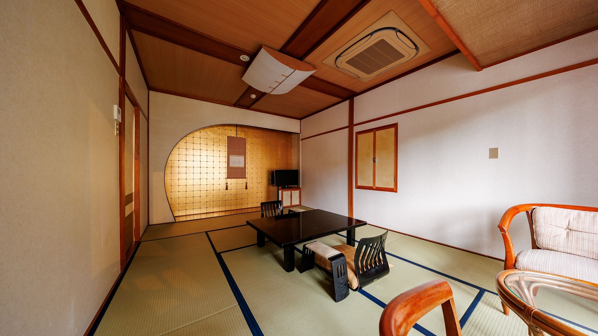 ■ [Satsuki] Main building Japanese-style room, 8 tatami mats / Overlooking the atmospheric Suwa Taisha Shrine