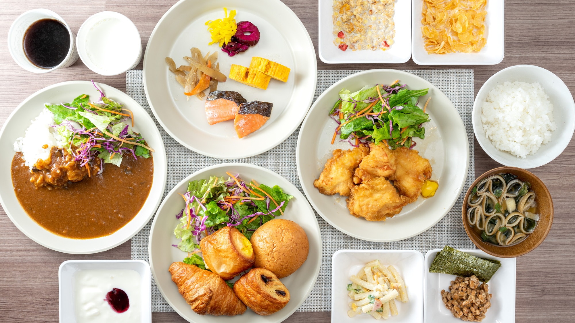 Both Japanese and Western cuisine can be enjoyed.