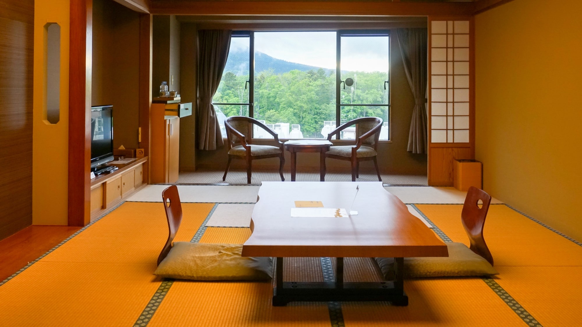 [山边]日式房间（带浴缸）/日式房间，您可以在感受日本氛围的同时度过舒适的时光（图片）