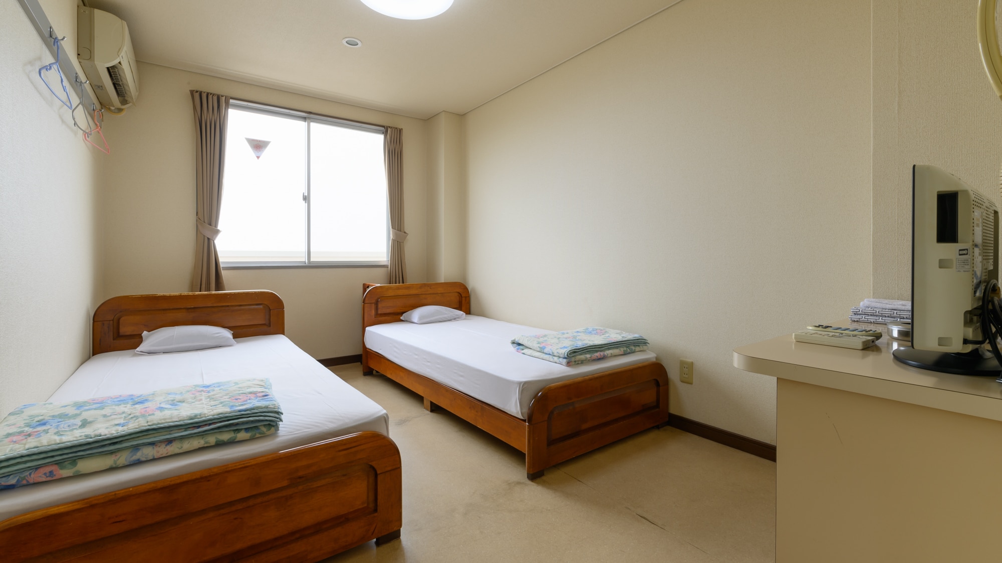[Smoking] Twin room (no bath or toilet)